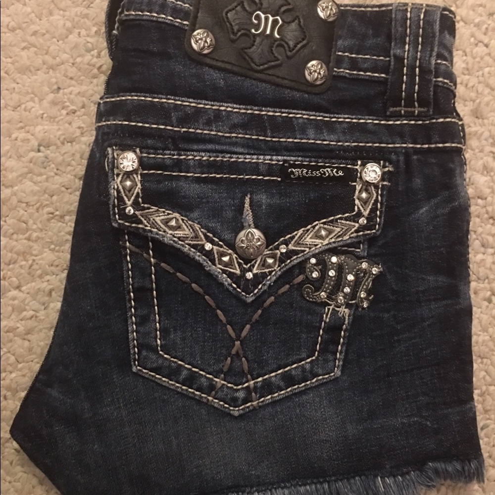 Buckle Miss Me Jean shorts size 27